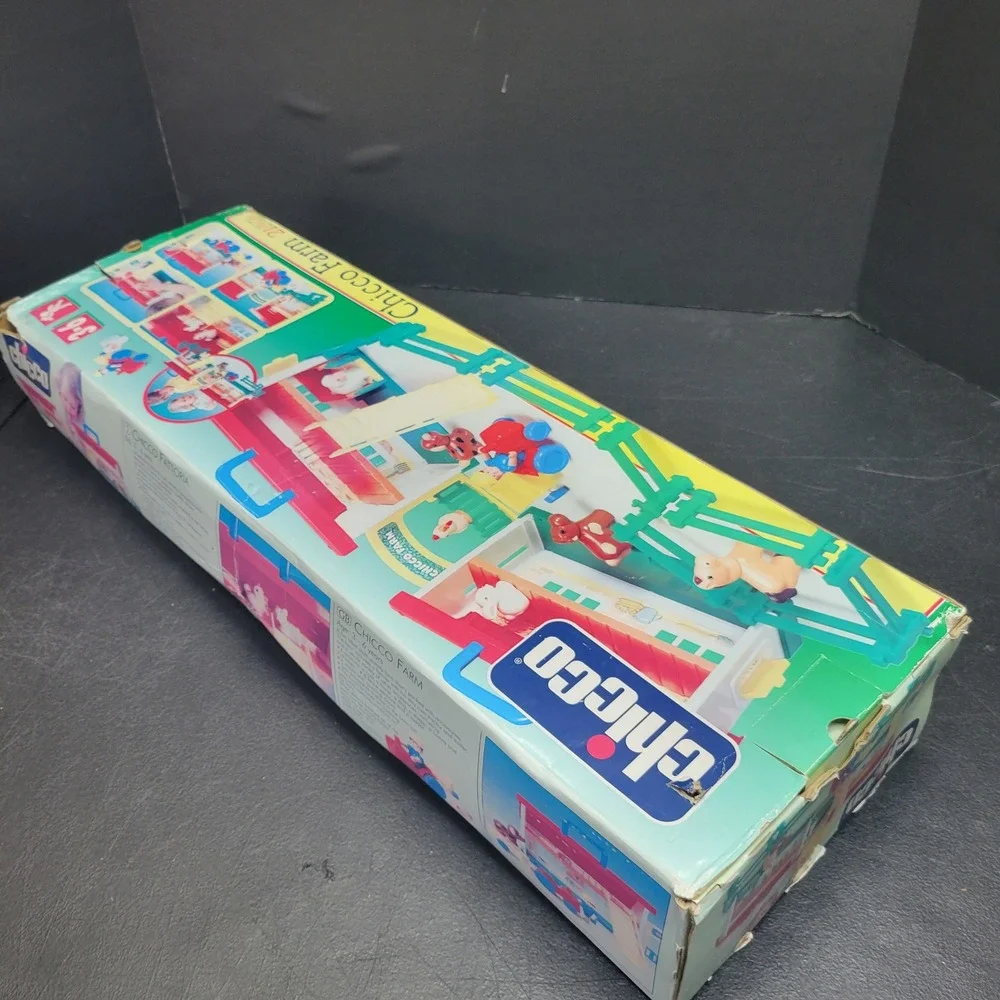 Chicco Farm Vintage Portable Barn Playset 21 Pieces Tractor Animals Figures Box